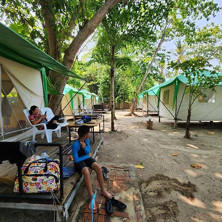 Koh Ngai Camping Restaurant @ Bar Buitenkant foto