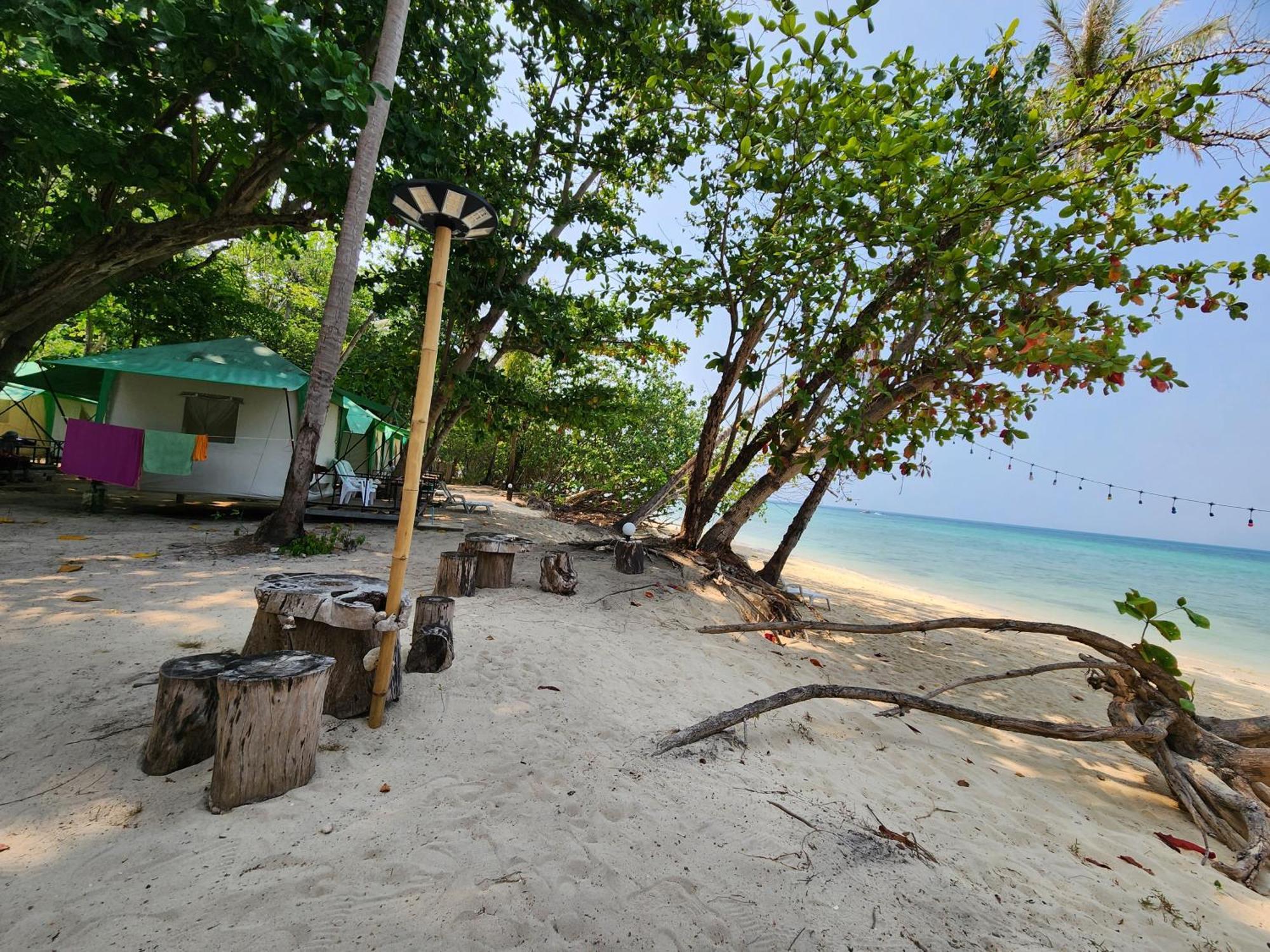 Koh Ngai Camping Restaurant @ Bar Buitenkant foto