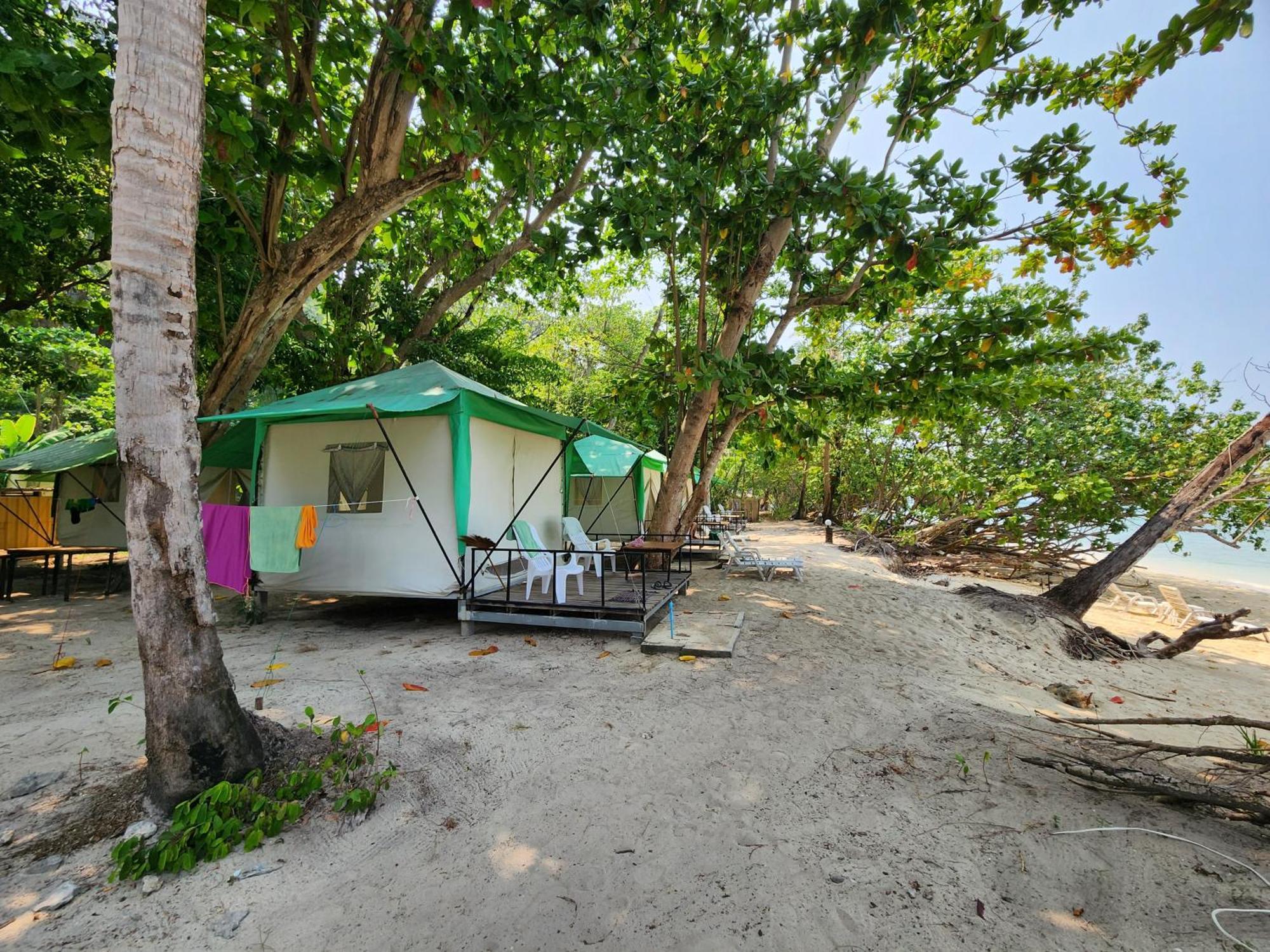 Koh Ngai Camping Restaurant @ Bar Buitenkant foto