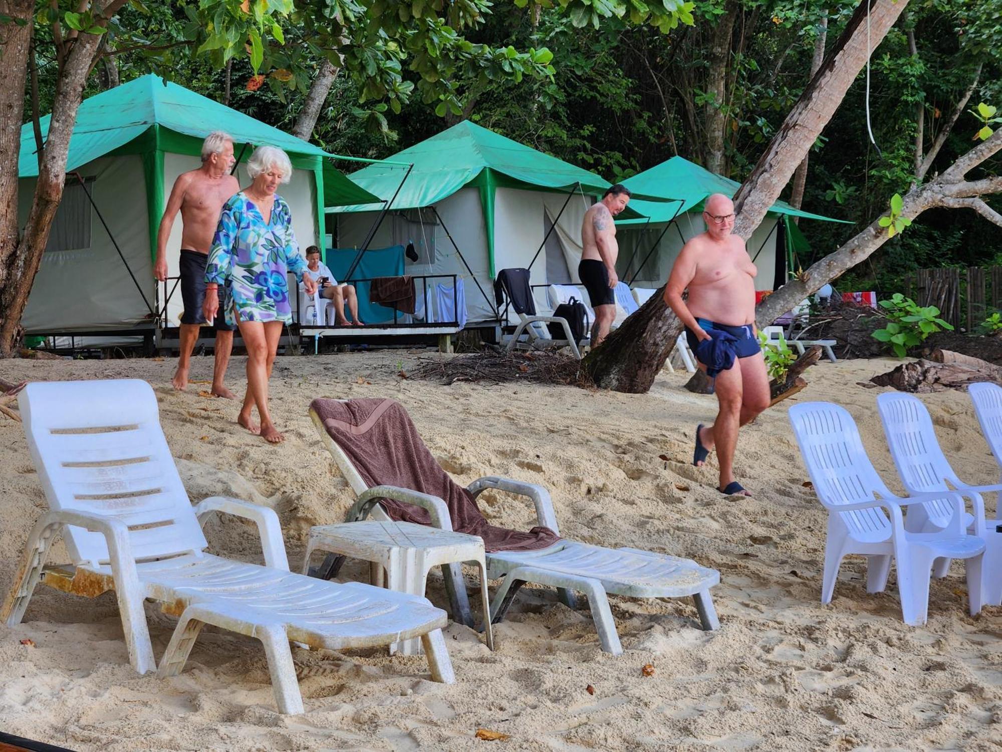 Koh Ngai Camping Restaurant @ Bar Buitenkant foto