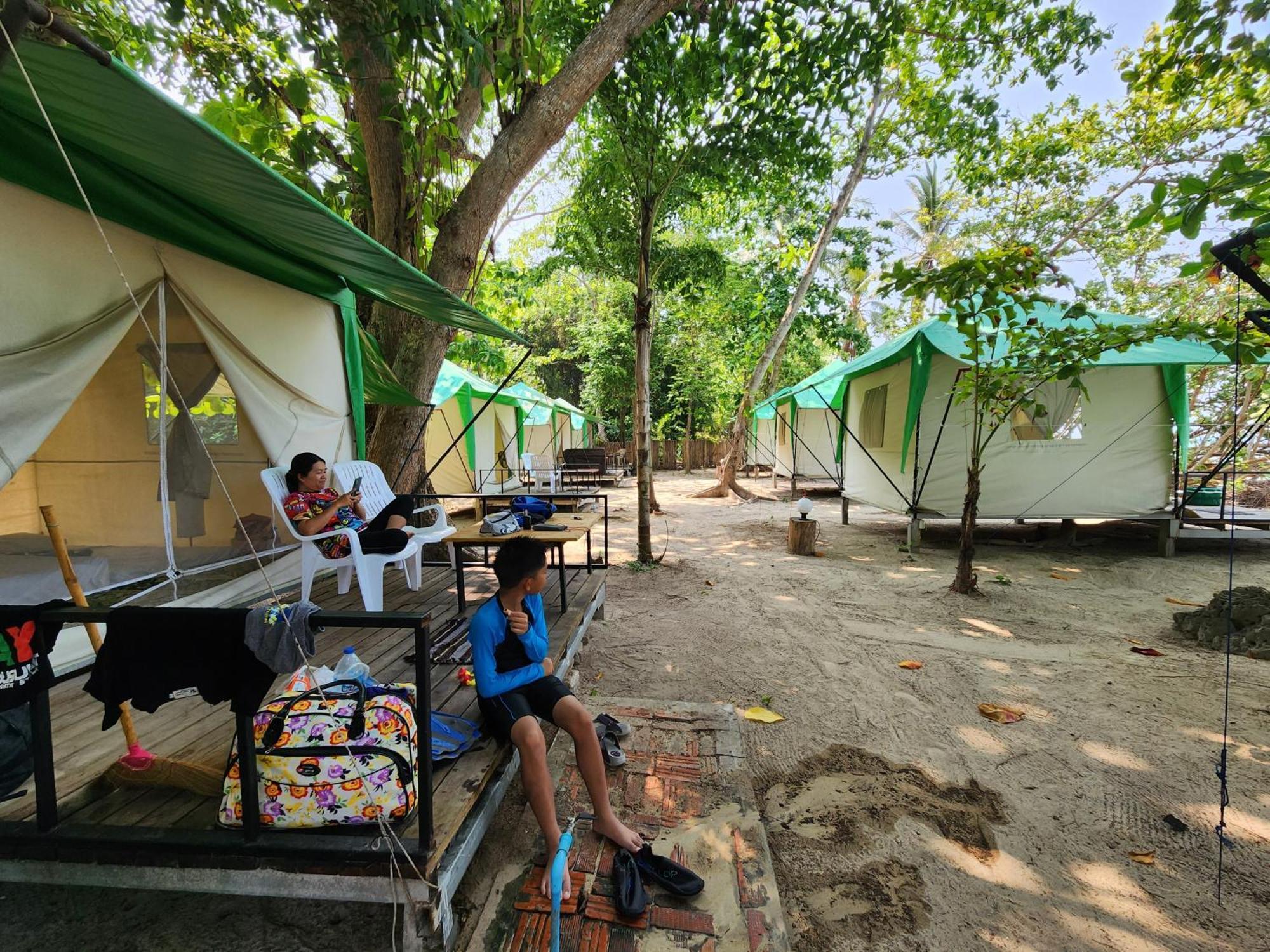 Koh Ngai Camping Restaurant @ Bar Buitenkant foto