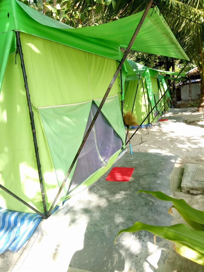 Koh Ngai Camping Restaurant @ Bar Buitenkant foto