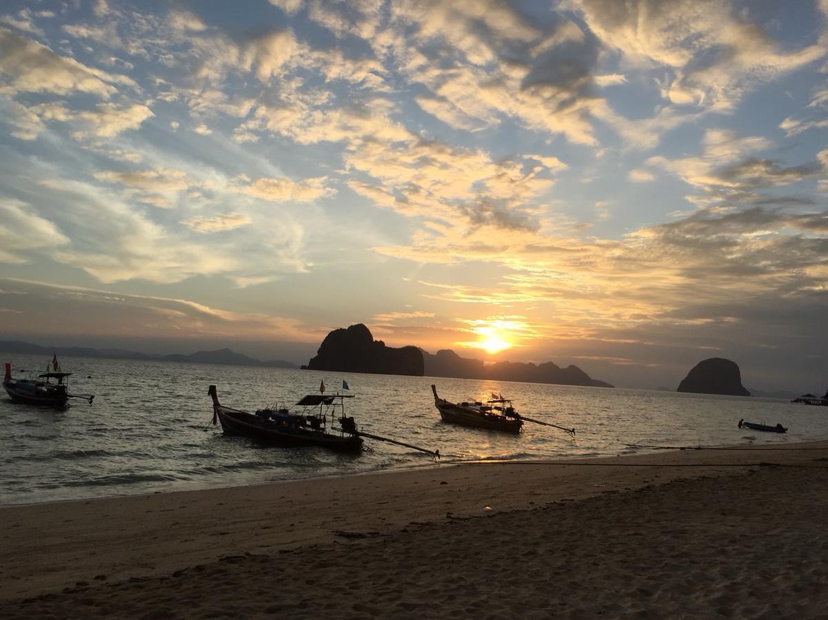 Koh Ngai Camping Restaurant @ Bar Buitenkant foto