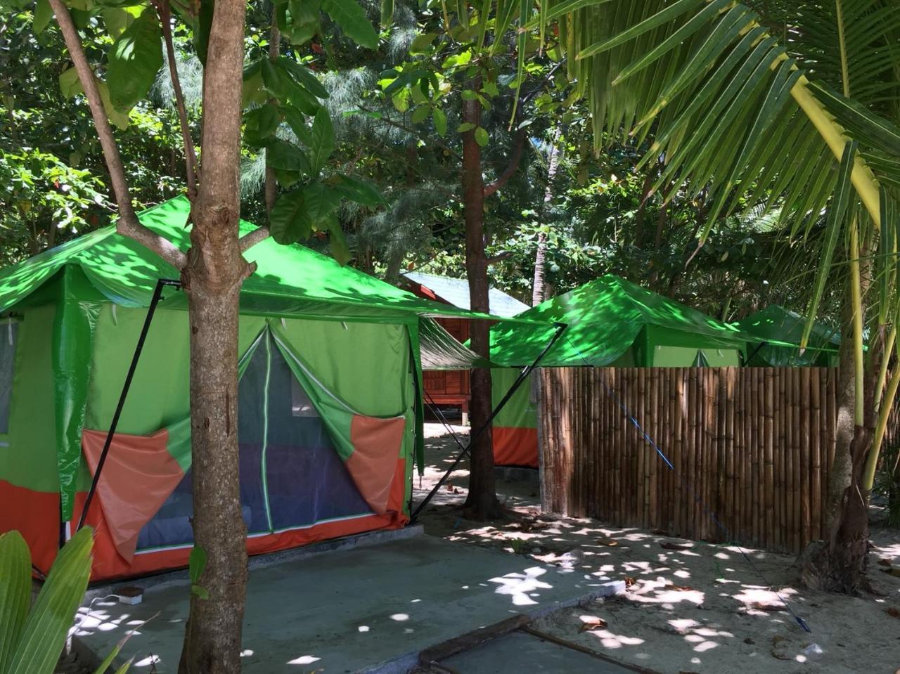 Koh Ngai Camping Restaurant @ Bar Buitenkant foto
